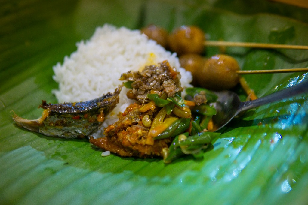 PINDANG: Nasi jinggo be pindang menjadi salah satu menu andalan pedagang nasi jinggo yang cocok untuk santapan malam hari.