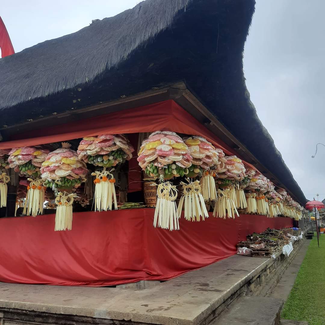 TEGENAN : Banten sesaji yang biasa disebut tegen- tegenan merupakan sarana tradisi Mategen-tegenan di Desa Adat Taro, yang dibangun  Maharsi Markandeya.