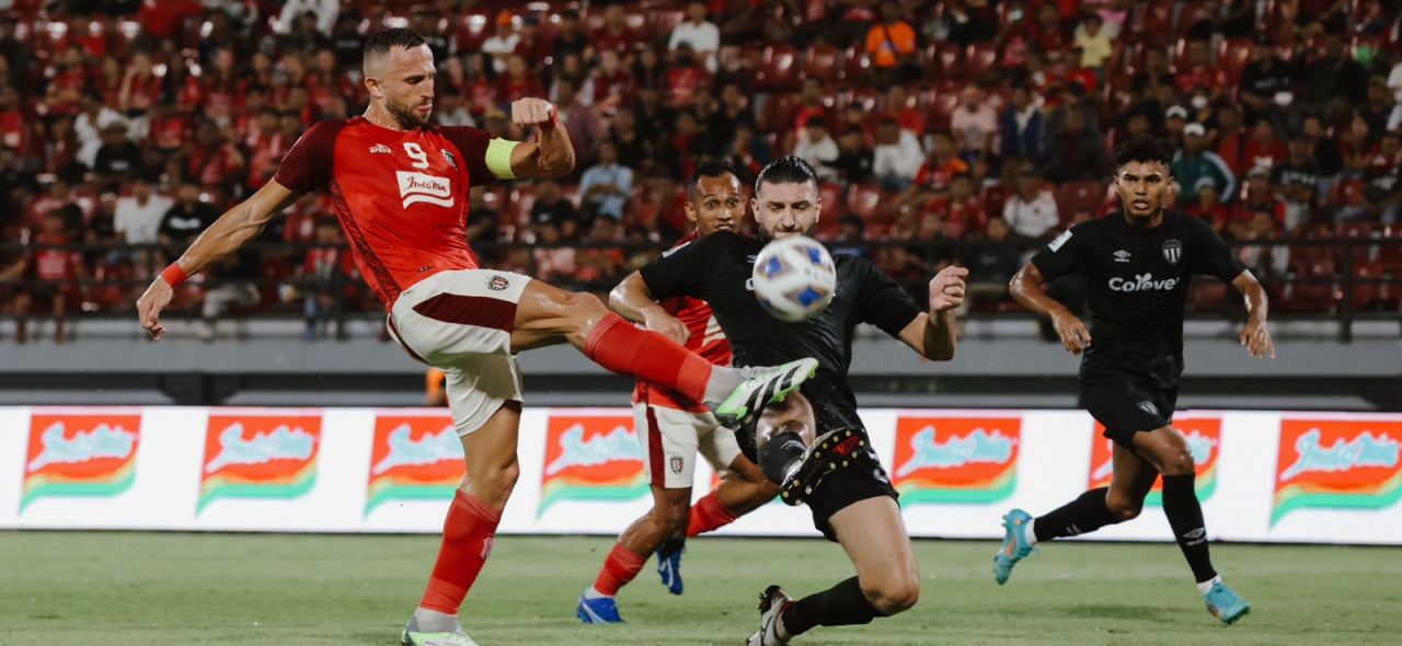 Striker Bali United, Ilija Spasojevic saat berduel dengan pemain Terengganu FC dalam AFC Cup di Stadion Kapten I Wayan Dipta pada 4 Oktober 2023 lalu.