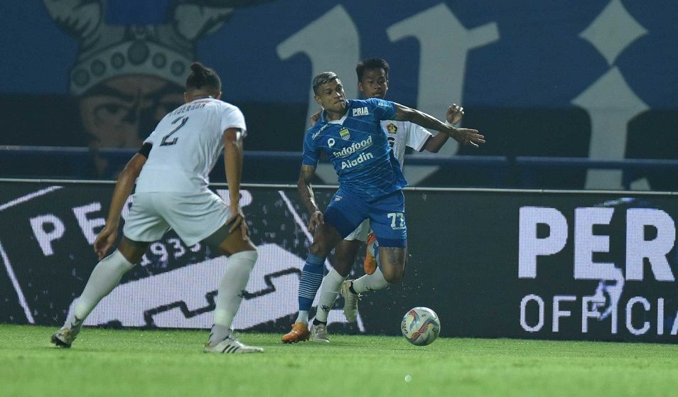 Striker Persib Bandung, Ciro Alves (tengah) dikepung pemain Persik Kediri di pekan ke-22 Liga 1 Indonesia. Secara mengejutkan, Persib kalah 0-2 atas tamunya tersebut.
