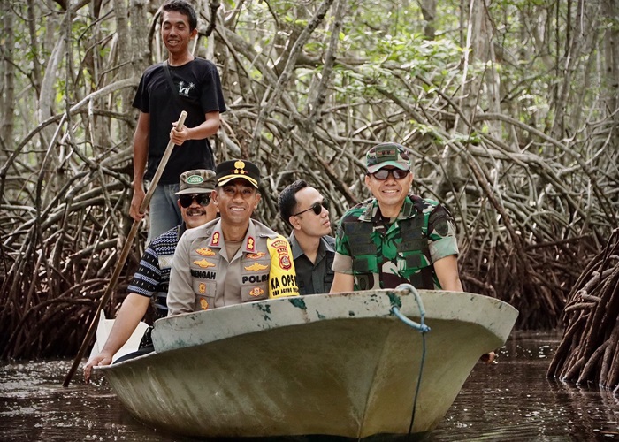 WISATA : Jajaran Forkompinda Klungkung saat menikmati wisata mangrove Nusa Lembongan.