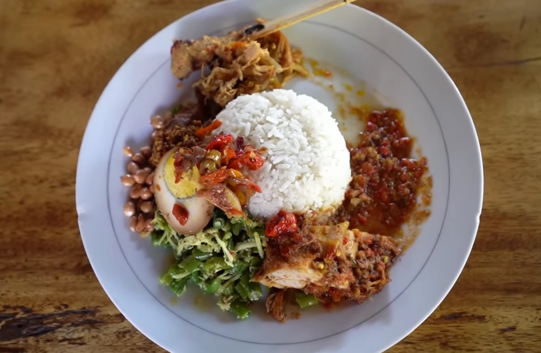 PEDAS: Nasi campur ayam pedas porsi jumbo di Warung Bu Oki, Denpasar mewarnai dunia kuliner Bali.