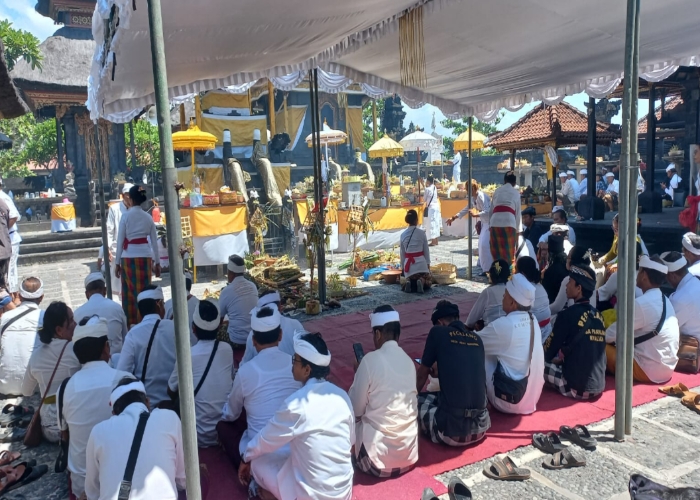 PEMBERSIHAN : Prosesi Upacara Bumi Sudha yang digelar di Pura Watu Klotok, Selasa (12/12).