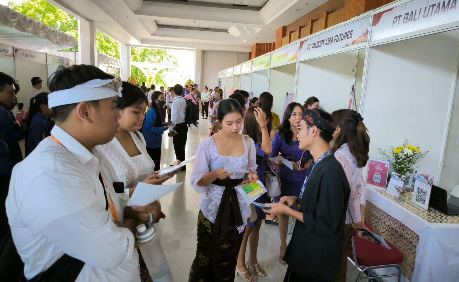 Pelaksanaan Job Fair Kota Denpasar ke-17 di Gedung Dharma Negara Alaya pada Selasa, 12 Desember 2023.