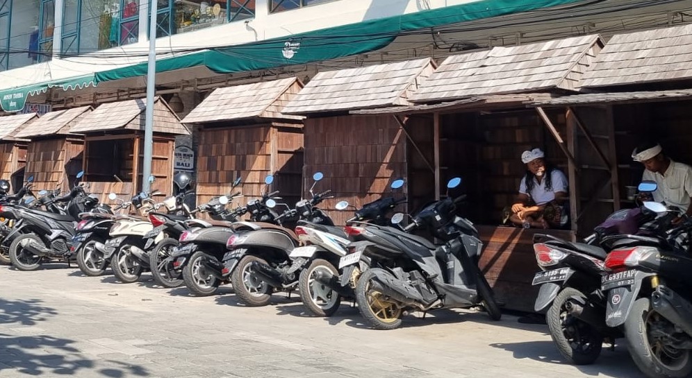 Sejumlah gerobak kreatif yang berjejer di parkir Pasar Seni Kuta, Badung, Bali.