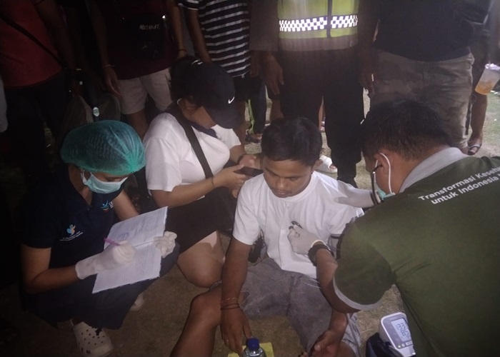 PANIK : Korban yang tersengat listrik usah naik wahan komidi putar di Pekan Raya UMKM di Klungkung.