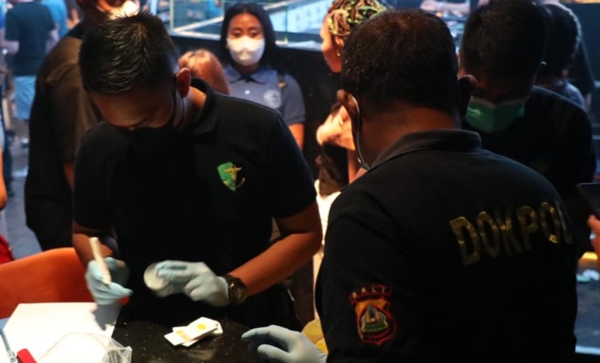 Personel Polda Bali dan stakeholder lainnya saat melakukan pemeriksaan di tempat hiburan malam di Bali, Senin, 11 Desember 2023.  &nbsp;