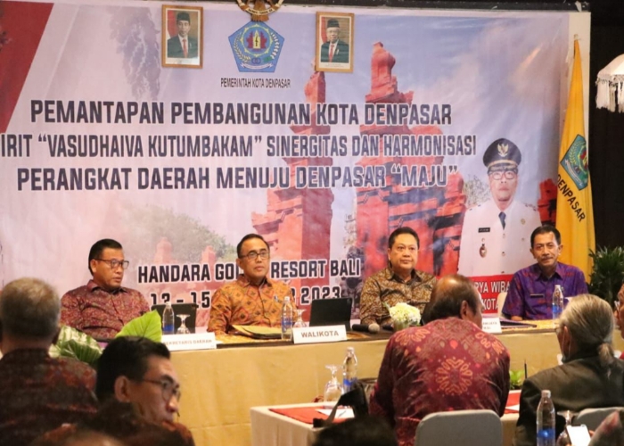 Walikota Denpasar bersama Sekda Kota Denpasar saat menghadiri sekaligus membuka secara resmi Rapat Kordinasi Kinerja Pemantapan Pembangunan Kota Denpasar Tahun 2023 yang digelar di Handara Bali.