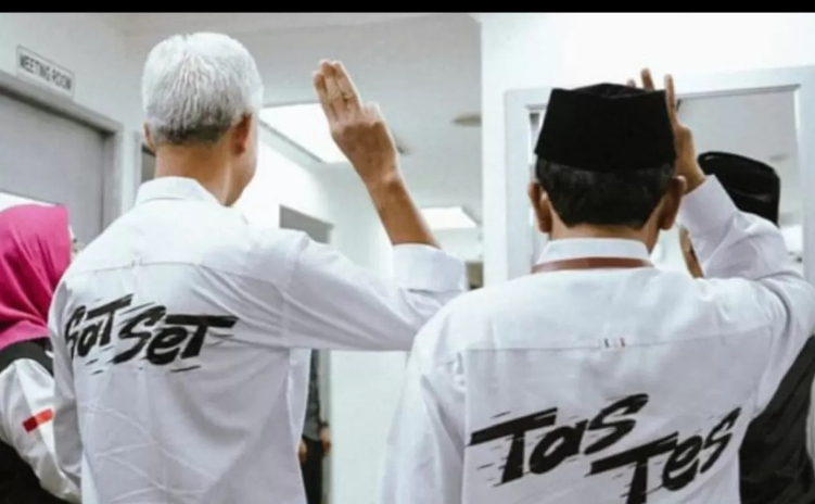 Ganjar-Mahfud Gunakan Kemaja Bertuliskan &lsquo;Sat-Set&rsquo; dan &lsquo;Tas-Tes&rsquo;