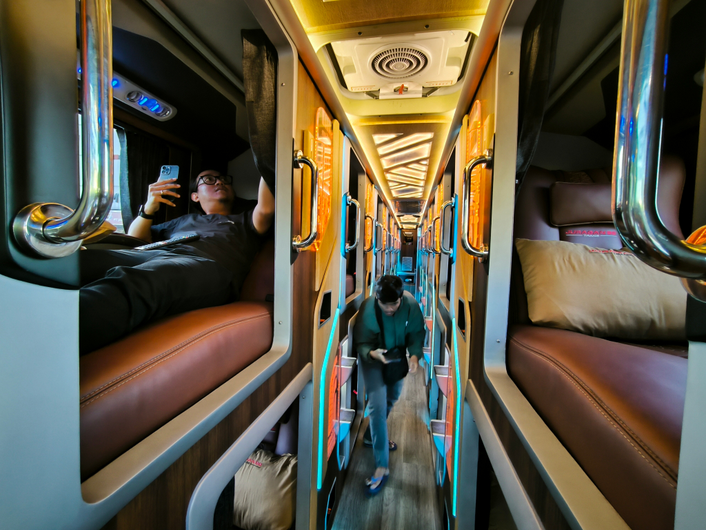 Calon Penumpang mencoba suasana di dalam Sleeper Bus  Juragan99 Trans