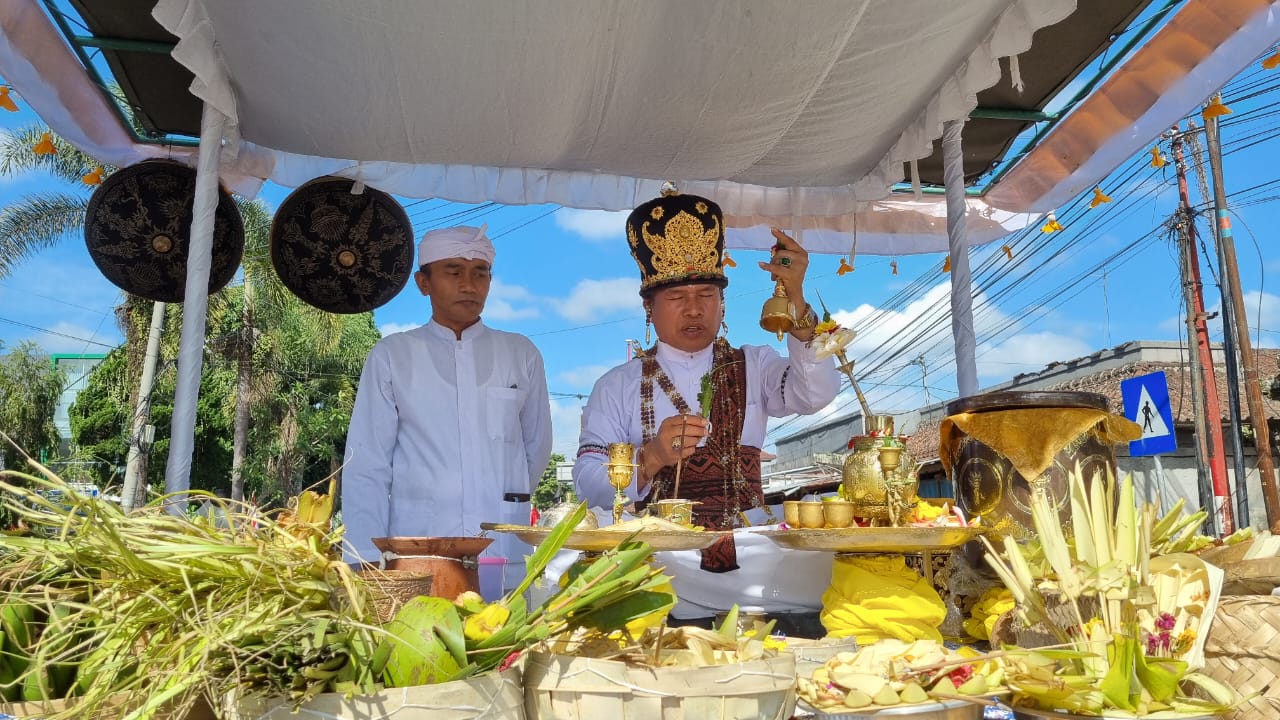 Ida Pedanda Gede Putra Keramas Manuaba muput upacara Nangluk Merana di catus pata, Bangli, Bali Selasa 12 Desember 2023.