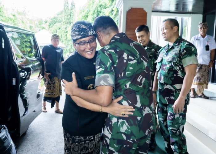 PENYERAHAN: Bupati Giri Prasta saat menyerahkan hibah kendaraan operasional untuk Kodam IX Udayana Kodim 1611/Badung, di Kantor Kodam IX Udayana Denpasar, Kamis (14/12).