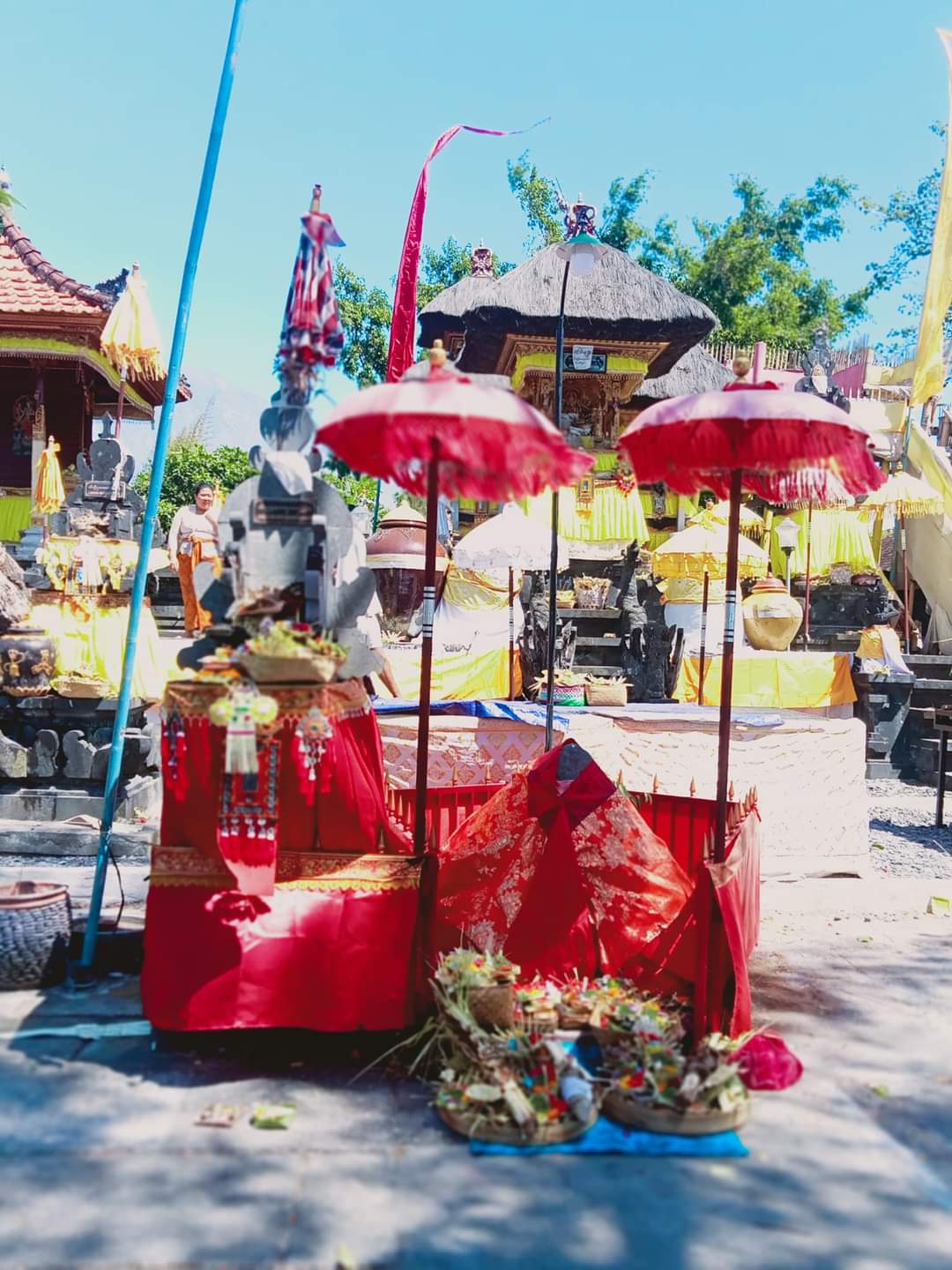 SEMBAHYANG: Umat Hindu yang memiliki anak kembar biasanya sembahyang ke Pura Manik Kembar, di Desa Datah, Abang, Karangasem.