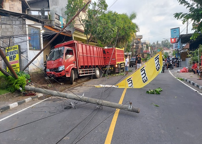 LAKA : Sebuah truk bermuatan pasir menabrak tiga tiang Wifi hingga roboh di Jalan Flamboyan, Kamis (14/12).