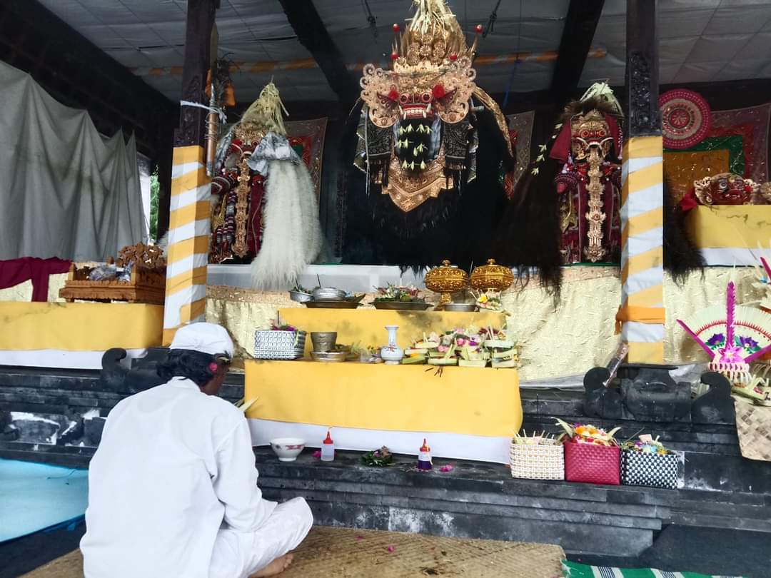 TAPAKAN: Tak tradisi unik yang berlaku  saat prosesi ngapon tapakan di Pura Luhur Pucak Padang Dawa, Desa Bangli, Kecamatan Baturiti, Tabanan.
