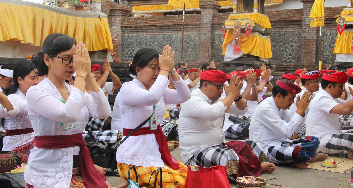 Pelaksanaan persembahyangan yang dilaksanakan oleh umat Hindu di Bali.