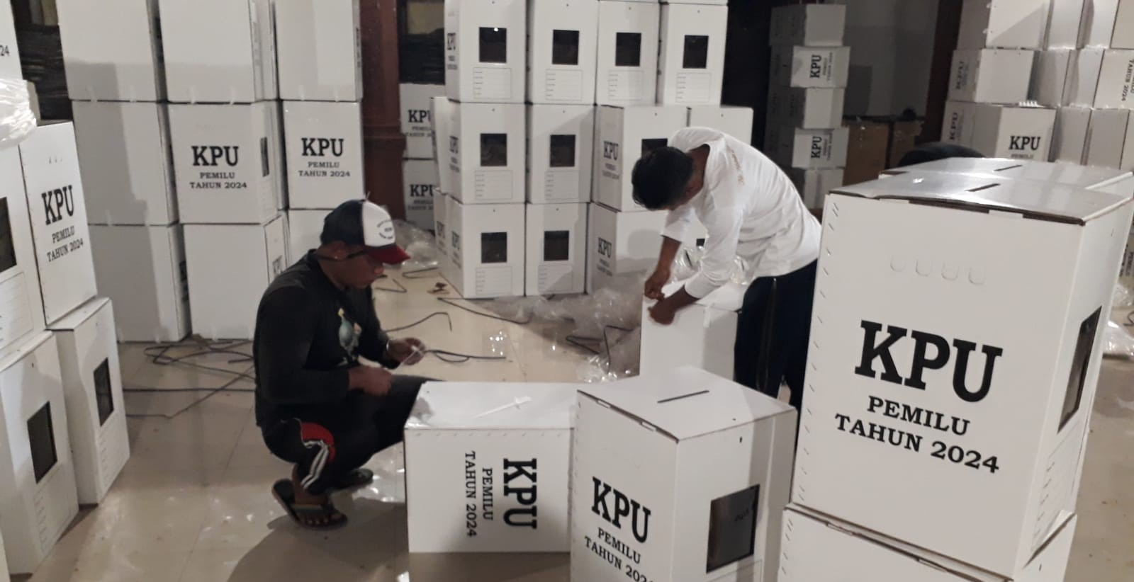 Perakitan kotak suara Pemilu 2024 di Gedung Auditorium Jembrana, Bali Kamis, 14 Desember 2023.