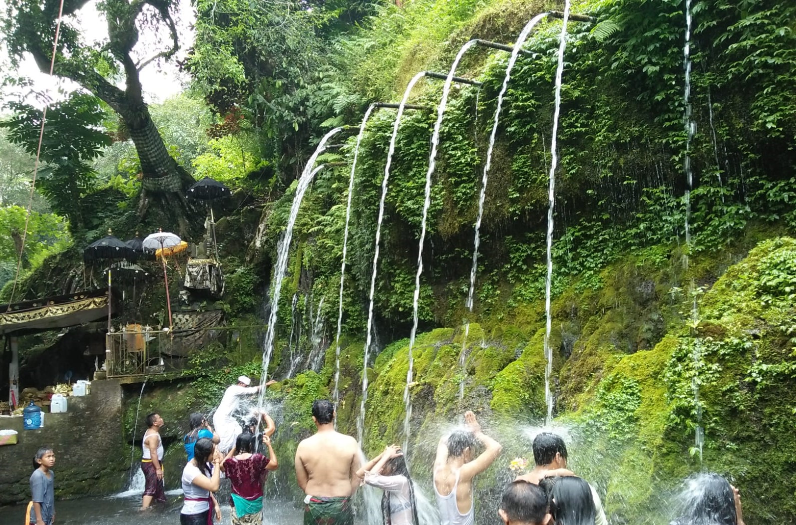 MALUKAT: Sejumlah orang malukat di Tirta Sudamala, Banjar Adat Sedit, Desa Adat Bebalang, Bangli, Bali.