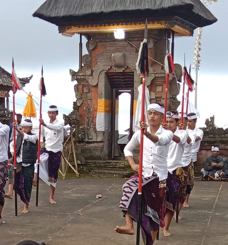 PIKSUJI: Salah satu tarian unik yang dipersembahkan oleh para daha truna saat upacara Piksuji di Desa Bantang, Kecamatan Kintamani, Bangli.