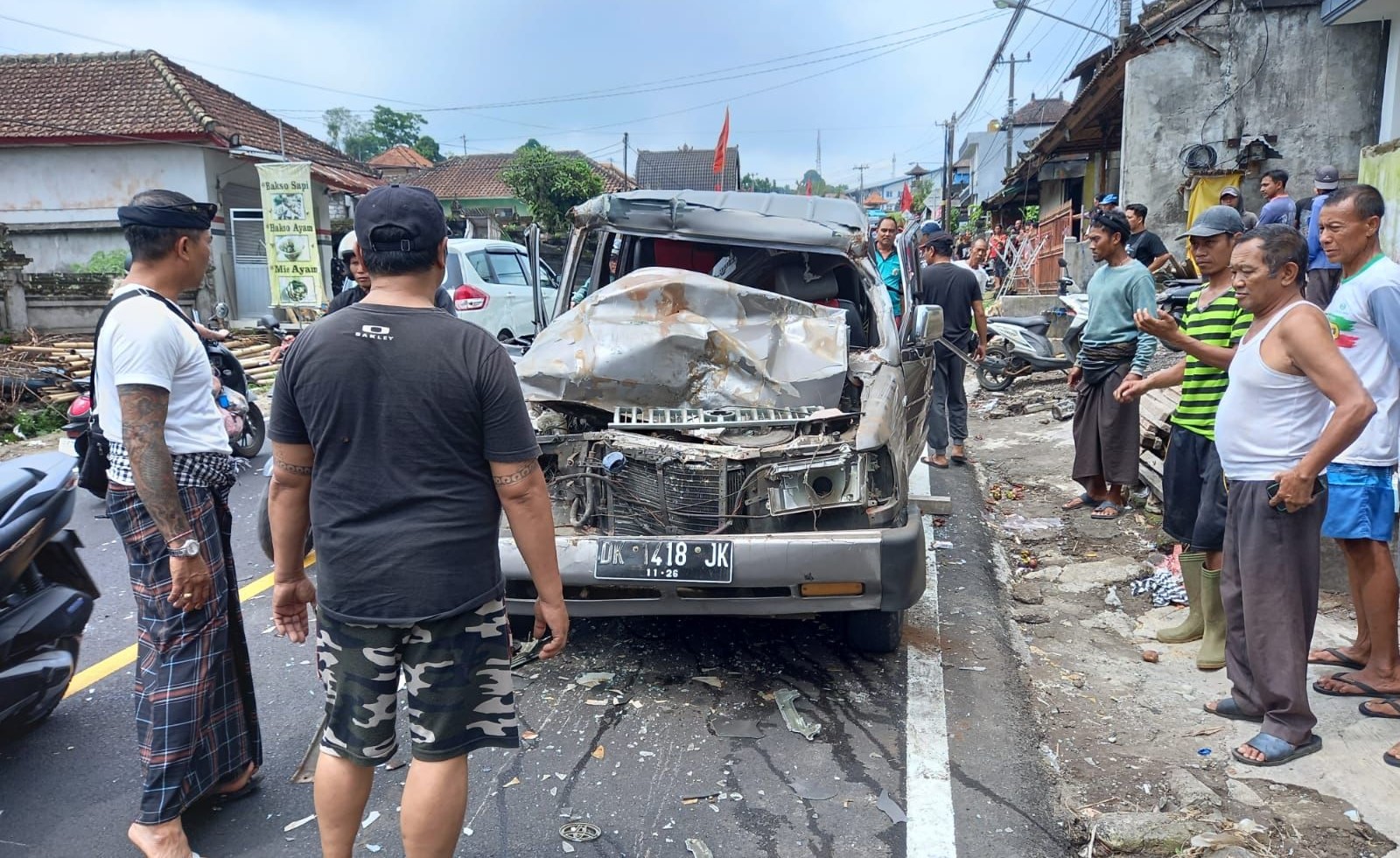 Salah satu kendaraan ringsek setelah mengalami kecelakaan di Jalan Raya Denpasar-Singaraja, Desa Pacung, Kecamatan Baturiti, Kabupaten Tabanan, Bali, Kamis 14 Desember 2023.&nbsp;