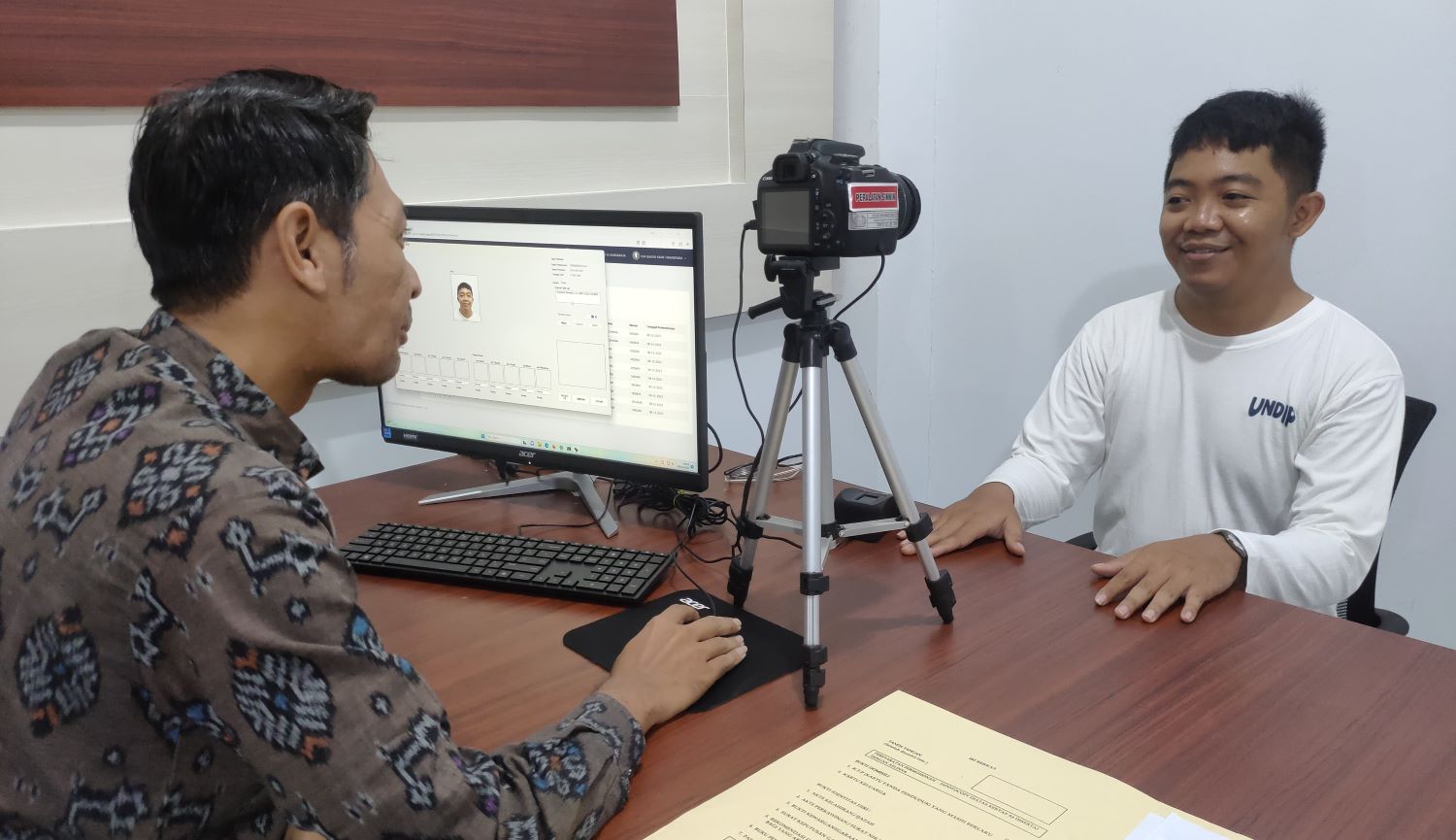 Seorang warga melakukan perekaman biometric di layanan paspor yang bertempat di MPP Buleleng, &nbsp;Jumat, 15 Desember 2023.  &nbsp;