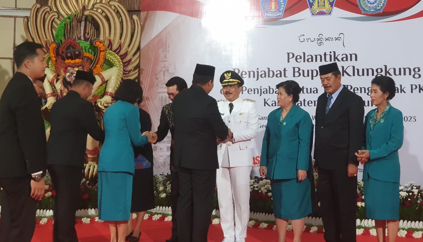 Pj Bupati Klungkung Nyoman Jendrika mendapat ucapan selamat saat pelantikan di Gedung Wiswa Sabha Utama, Kantor Gubernur Bali, Sabtu 16 Desember 2023.