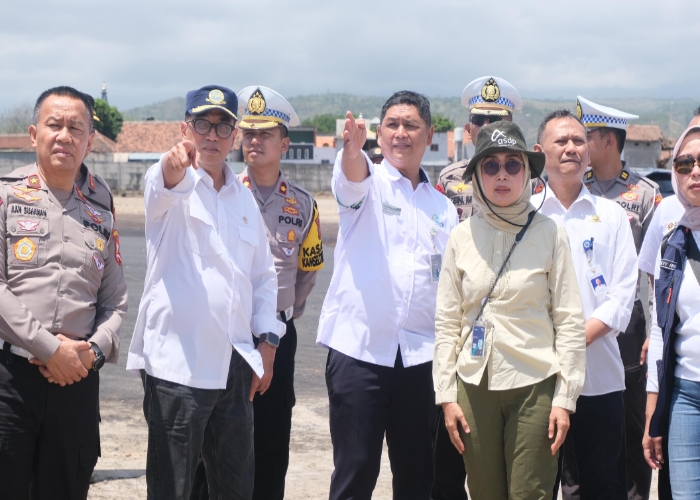 CEK KESIAPAN PELABUHAN : Kunjungan Menteri Perhubungan Budi Karya Sumadi bersama Kakorlantas Polri Brigjen Pol. Aan Suhanan ke Pelabuhan Ketapang dan Pelabuhan Gilimanuk, Sabtu (16/12).