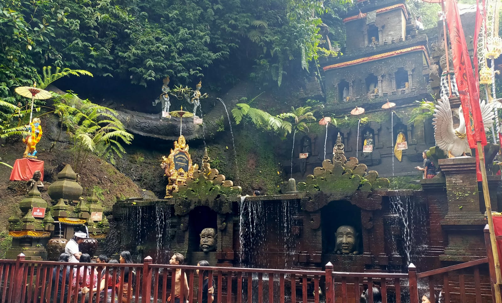 Suasana Banyu Pinaruh di Pura Taman Pecampuhan, Desa Adat Sala, Kecamatan Susut, Bangli, Bali, Minggu 17 Desember 2023.
