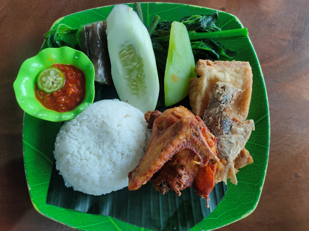 NASI TEMPONG: Nasi Tempong ala Warung Indra dengan cita rasa pedas nampol, menjadi destinasi kuliner di Candikuning, Tabanan, Bali.