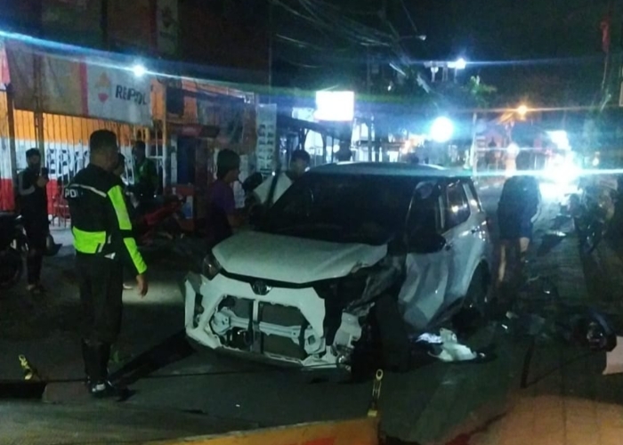 RINGSEK: Mobil yang dikendarai AK rusak berat pada bagian depan setelah menabrak pohon.