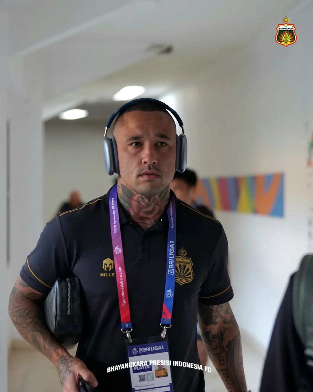 Pemain Bhayangkara FC Radja Nainggolan melakoni debut menghadapi Persita Tangerang, Minggu 17 Desember 2023.