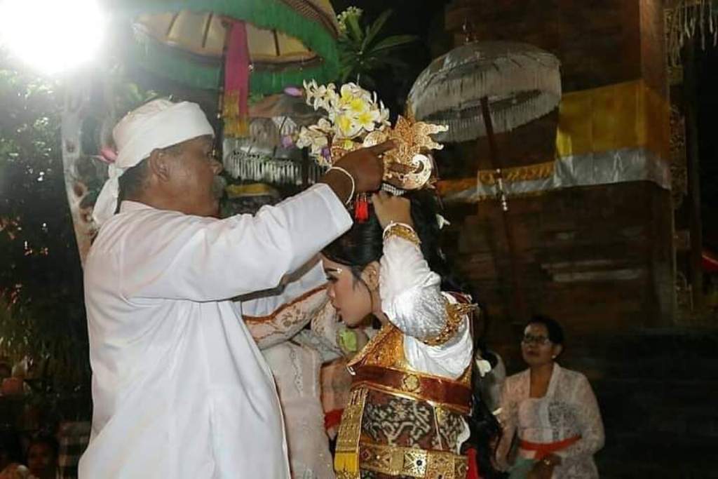JOGED: Tari Joged Bumbung di Pura Dalem Sasih, Banjar Sasih Desa Adat Panjer, Denpasar Selatan. Para pengibingnya hanya pemangku laki-laki.