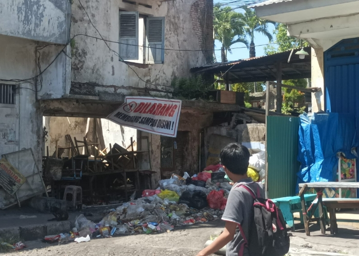 BUSUK : Kondisi sampah yang menumpuk dan menimbulkan bau busuk di Pasar Senggol Klungkung, Selasa (19/12).