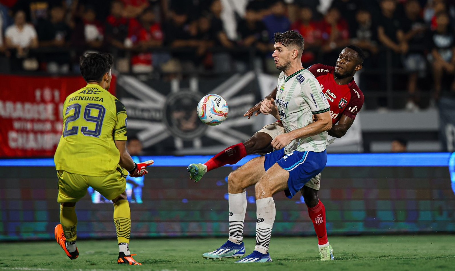 Laga Bali United vs Persib Bandung di Stadion Kapten I Wayan Dipta, Gianyar, Bali pekan ke-23 Liga 1 Indonesia 2023/2024.