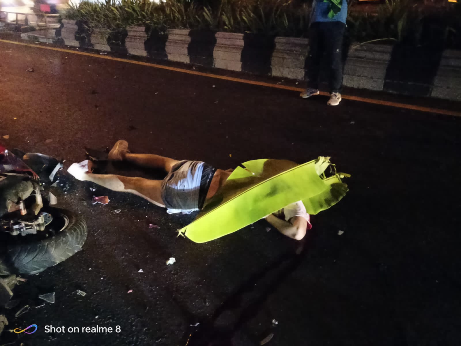 NAHAS: Jenazah RJ ditutupi menggunakan daun pisang karena kepala putus, usai tabrak truk di Simpang Jalan Griya Anyar, Denpasar.