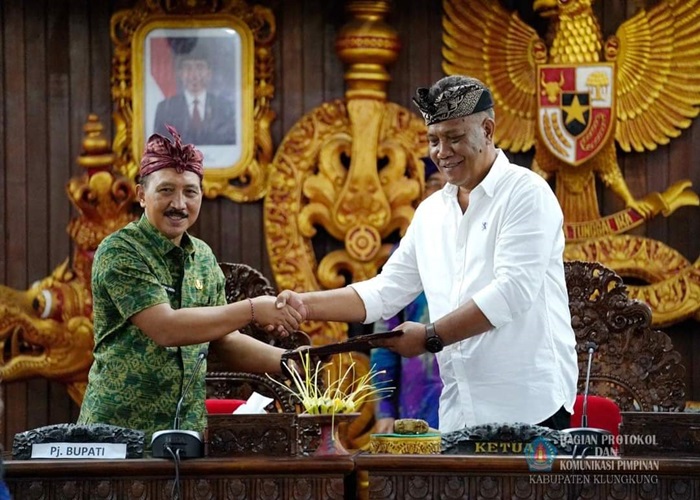 SEPAKAT : Penandatanganan penetapan ranperda Rencana Tata Ruang Wilayah (RTRW) Kabupaten Klungkung Tahun 2023-2043 menjadi Perda di DPRD Klungkung.