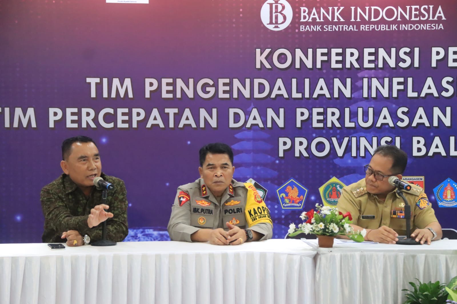 BUPATI : Bupati Jembrana I Nengah Tamba (kiri) saat konferensi pers High Level Meeting (HLM) Tim Pengendali Inflasi Daerah (TPID) di Kantor BI Perwakilan Provinsi Bali, Senin (18/12).