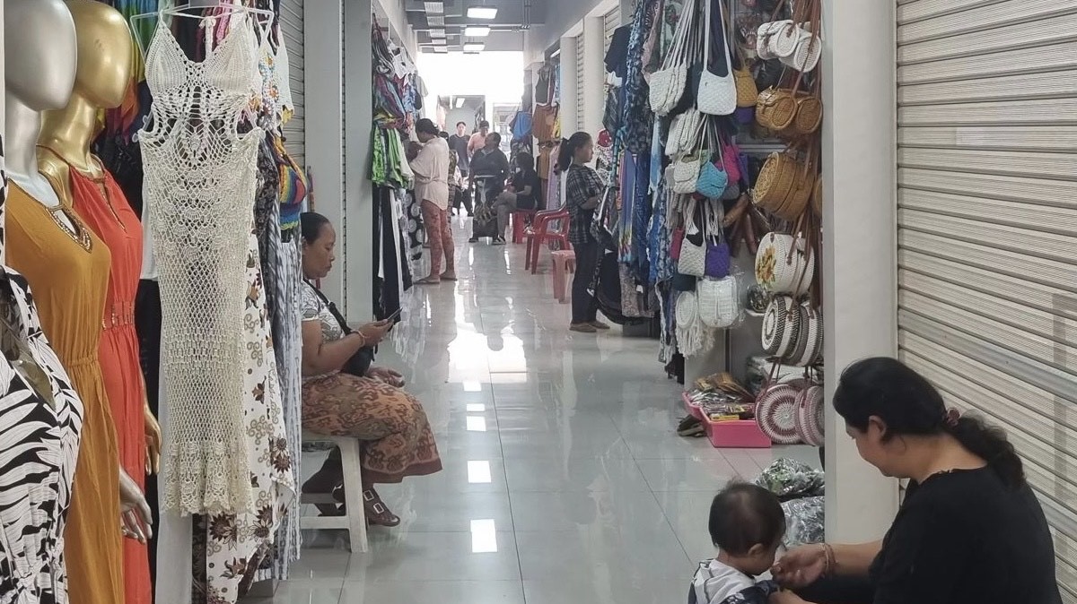 Kunjungan wisatawan ke Pasar Seni Kuta, Badung, Bali relatif sepi setelah pasar itu dibuat megah.  &nbsp;