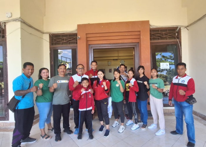 PAMITAN : Kareteka Klungkung saat berpamitan dengan Ketua KONI Klungkung.