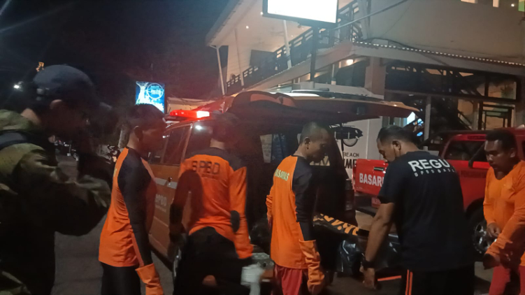 Jenazah Ramandika dievakuasi dari bibir Pantai Seminyak untuk dibawa ke RSUP Prof Dr IGNG Ngoerah Denpasar.