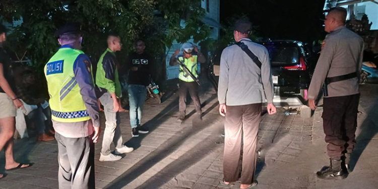 Korban Matias mengalami luka tebas pada pergelangan tangan dan lengan kiri akibat diserang secara membabi buta oleh sekelompok pria bersenjata parang.