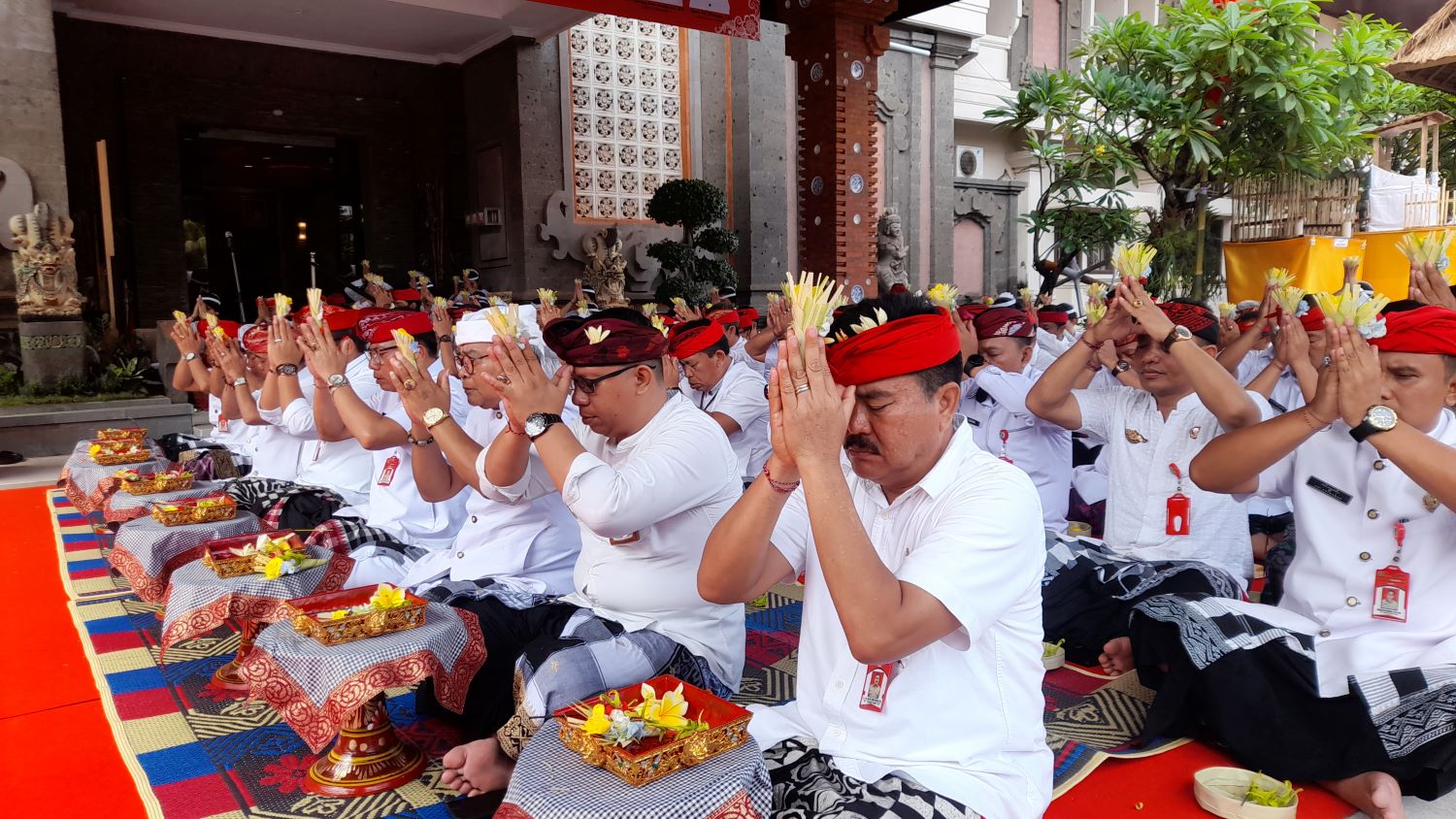 Persembahyangan yang dilakukan oleh umat Hindu di Bali saat Pagerwesi.