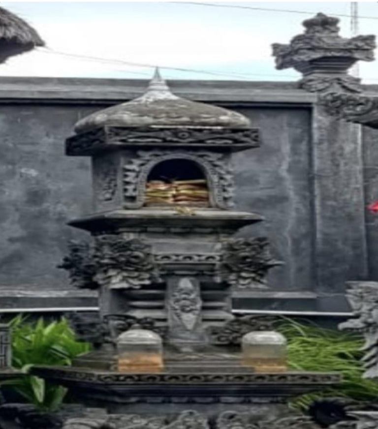 PELINGGIH: Pelinggih Tuan Aji Madura di Pura Dalem Dukun Sakti, Tuban bentuknya mirip kubah masjid karena dibangun berdasarkan pawisik.
