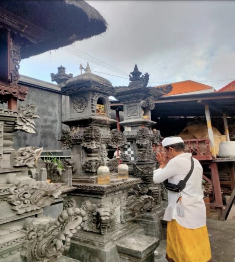 SEMBAHYANG: Pelinggih Tuan Aji Madura tidak hanya dikunjungi umat Hindu tetapi juga umat Islam. Umat melakukan persembahyangan dengan cara masing-masing.