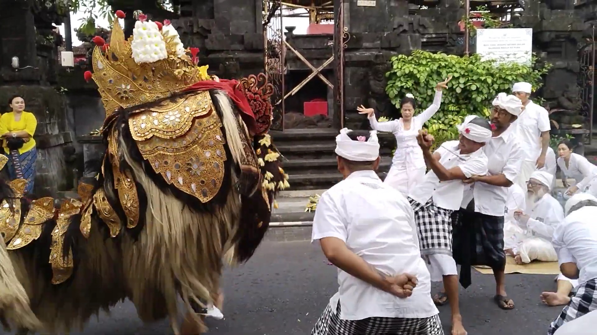 NGINTAR: Desa Adat Legian, Bali memiliki tradisi ngintar yang dilaksanakan menjelang hari raya Nyepi. Tradisi ini memiliki tujuan tertentu.