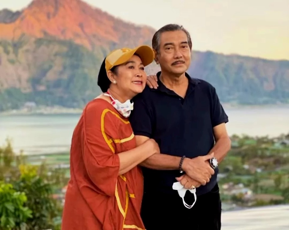 BERDUKA: Jenny Rachman bersama almarhum suami Suprajarto, masih tersandung kasus perceraian. Pengacara sebut masih istri sah sesuai bukti.