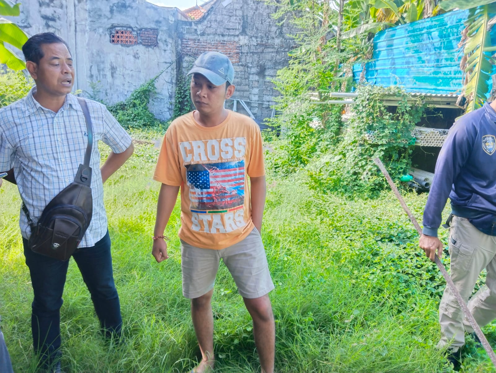 DITANGKAP: Polisi mengamankan pelaku penebasan I Gusti Ngurah Yudha Andika Putra (baju oranye) yang sempat membuat istri korban histeris saat melihat suaminya berdarah.