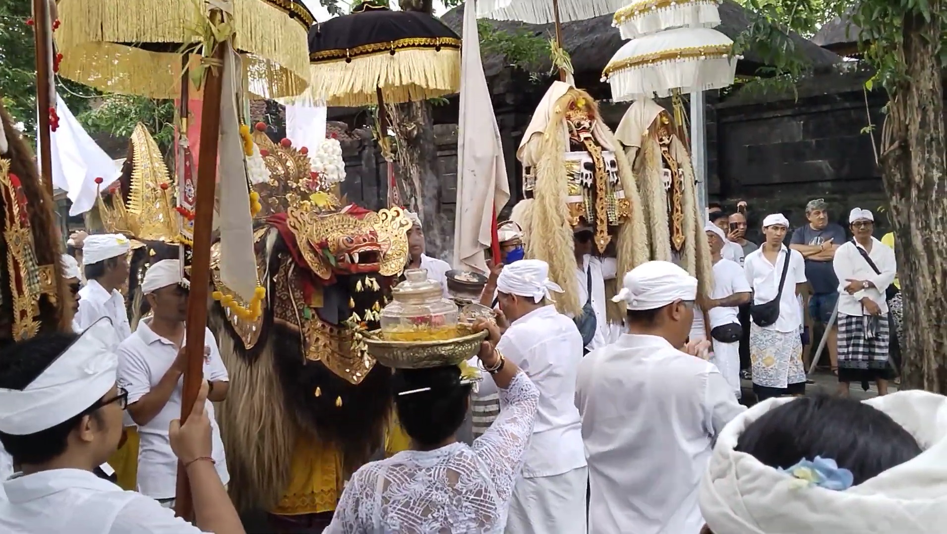 NGINTAR: Tradisi ngintar di Desa Adat Legian, Bali menjelang hari raya Nyepi untuk mencegah wabah penyakit. Ada prosesi khusus yang dilaksanakan.