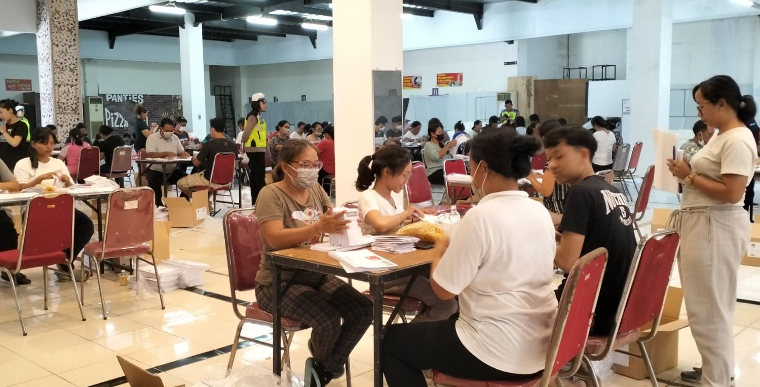 Proses melipat kertas suara Pilpres 2024 di gudang logistik KPU Tabanan, Bali, Jumat, 22 Desember 2023.  &nbsp;
