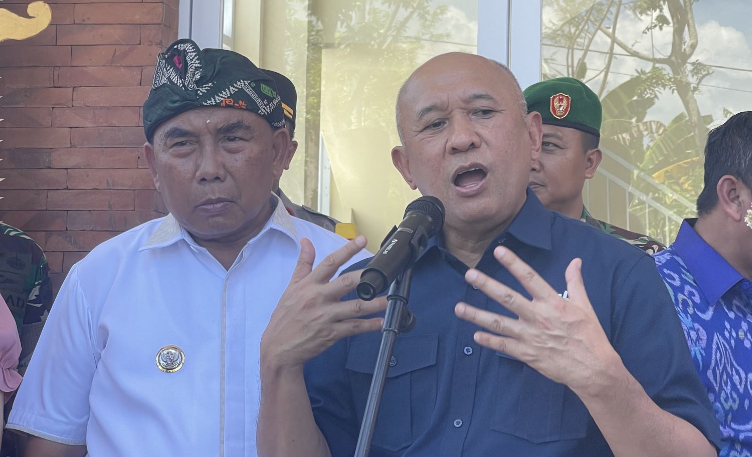 Menteri Koperasi dan Usaha Kecil dan Menengah Teten Masduki (kanan) didampingi Bupati Jembrana I Nengah Tamba meresmikan gedung RPB Komoditas Kakao&nbsp;Jembrana, Bali, Jumat, 22 Desember 2023.